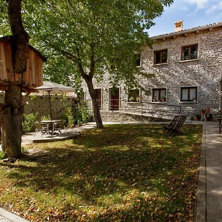 Rural Cerezos De 3*